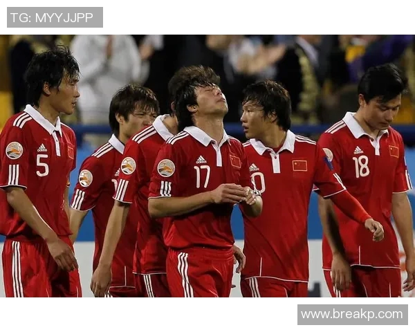 上海足球队防守革新之路探索与实践的深度剖析与展望 上海足球队防守革新之路探索与实践的深度剖析与展望