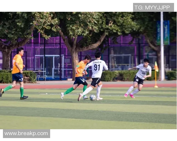 足球明星比心合影展现友谊与团结的力量,传递热爱与激情的足球精神 足球明星比心合影展现友谊与团结的力量,传递热爱与激情的足球精神